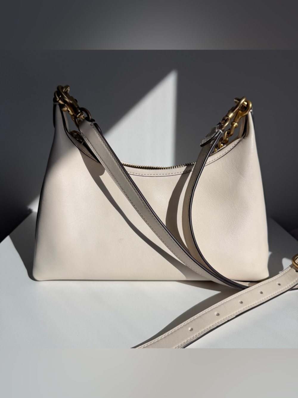 Coach Cream Leather Shoulder Bag with Gold Chain - Picture 2 of 6